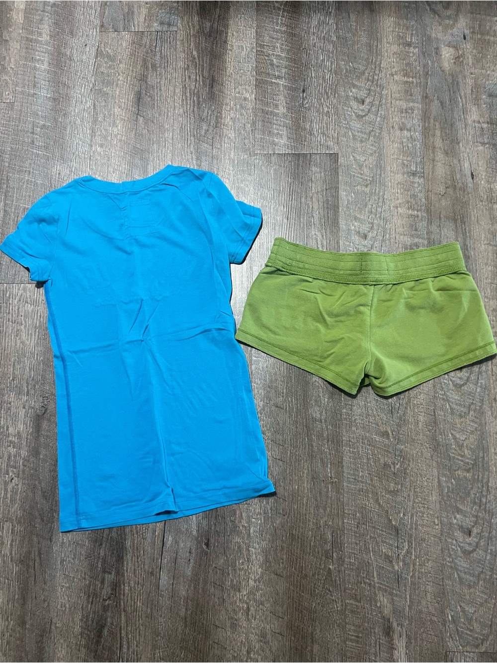 Hollister Turquoise Tee with Olive Green Drawstring Shorts - Picture 2 of 4